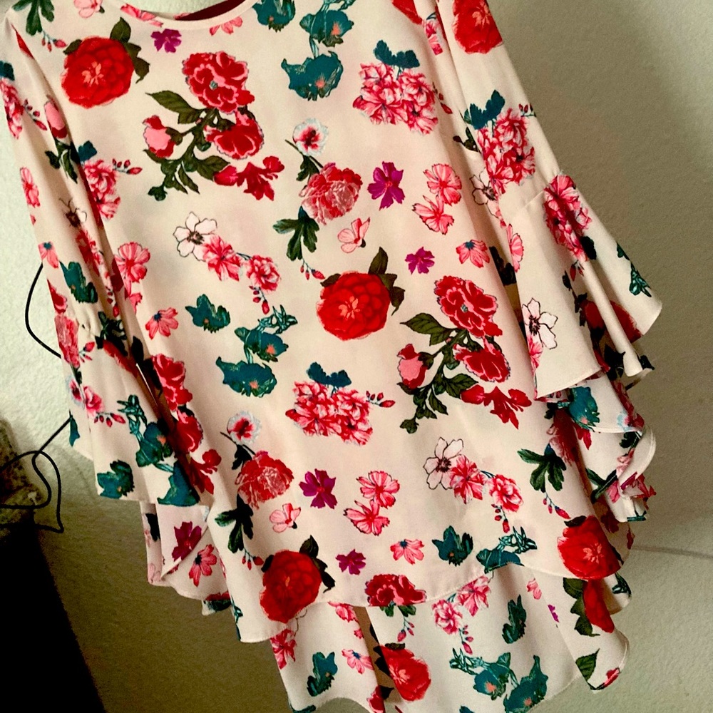 NEW: Vince Camuto Blouse M